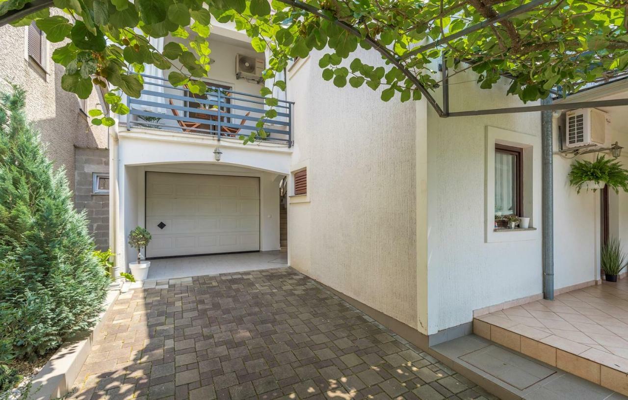 Apartment Green With Balcony Nova Vas  المظهر الخارجي الصورة